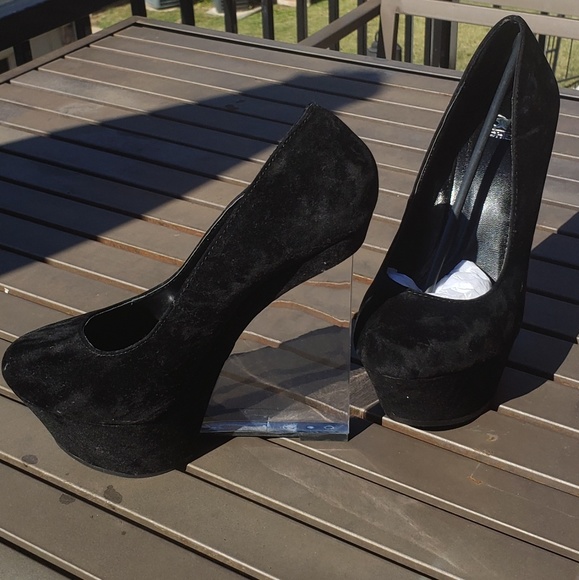 Shoes( both pair included) - Picture 2 of 8